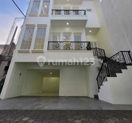 Rumah America Classic 3 Lantai Bagus Strategis Nyaman Asri Siap Huni