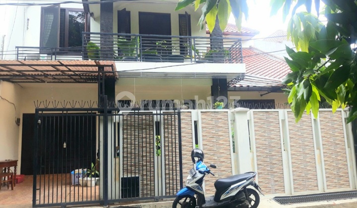 Rumah Second Murah Depan Taman Bagus ******** Rumah Second Murah Depan Taman Bagus ********