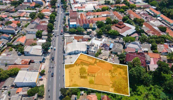 Rumah strategis pinggir jalan raya di Kramat Jati  1