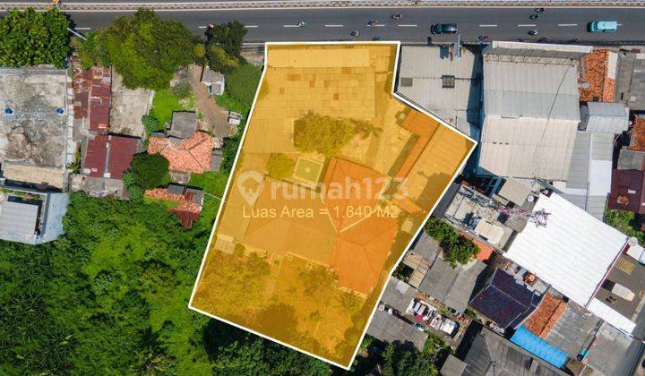 Rumah strategis pinggir jalan raya di Kramat Jati  2