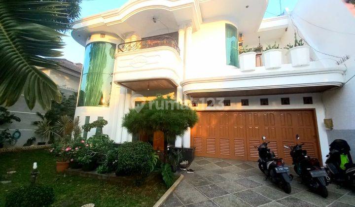 Rumah Mewah Desain Classic Lingkungan Aman Nyaman 1