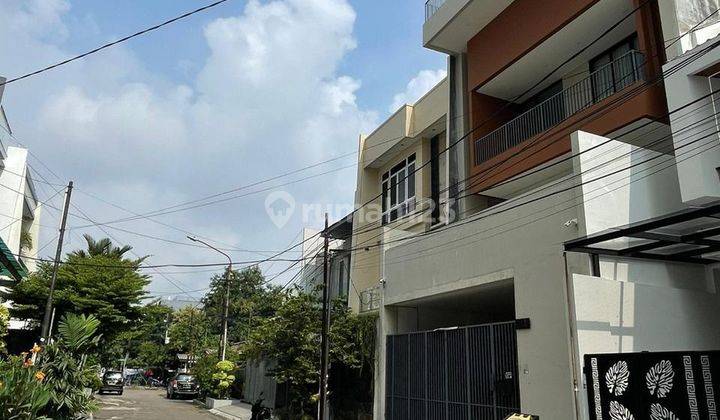 Rumah 4 Lantai Modern Dengan Kemudahan Akses Ke Fasilitas Umum Dan Transportasi 2