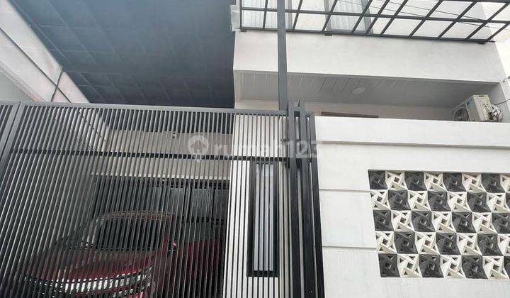 Rumah Mewah Kolam Renang Pribadi Strategis  2