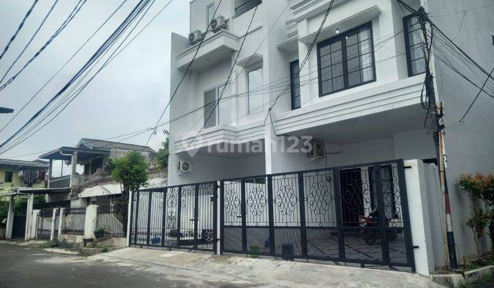 Rumah 3 Lantai Mewah Desain Bagus Elegan Dalam Komplek 1