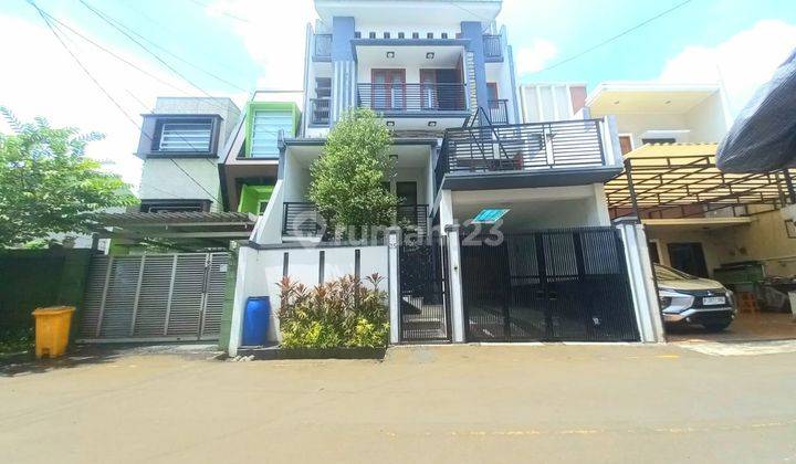 Rumah 4 Lantai Furnished SHM di Cluster Palmerah , Jakarta Barat 2