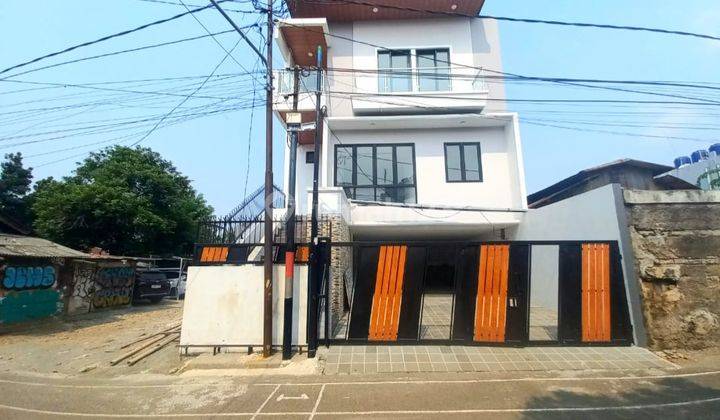 Rumah 3 Lantai Bagus SHM Duren Sawit Jakarta Timur  1