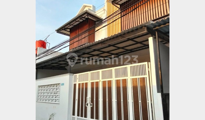 Ready-to-Occupy 2-Story House Fully Furnished 5 Meters from Pemuda Street Rawamangun Ready-to-Occupy 2-Story House Fully Furnished 5 Meters from Pemuda Street Rawamangun