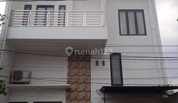 Rumah 3 Lantai Full Furnished di Mampang Prapatan, Jakarta Selatan 1