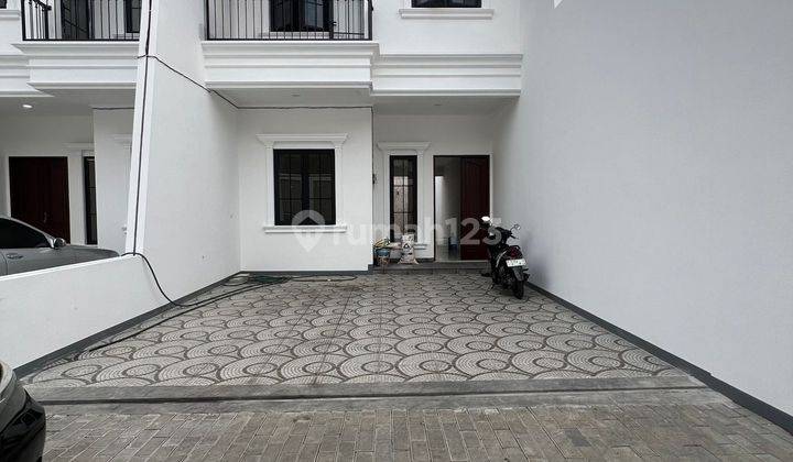 Rumah Cantik Dan Bagus Siap Huni di Pinggir Jalan Jatiwaringin  1