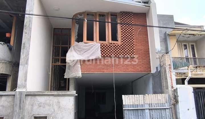 Rumah Modern Natural Tropis dekat Al Azhar dan LRT Rawamangun 