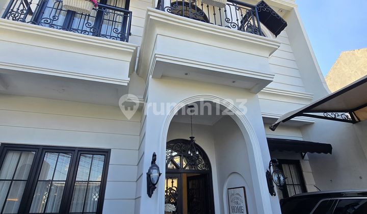 Rumah Mewah Classic Jacuzzi & Rooftop Cantik di Condet Jakarta