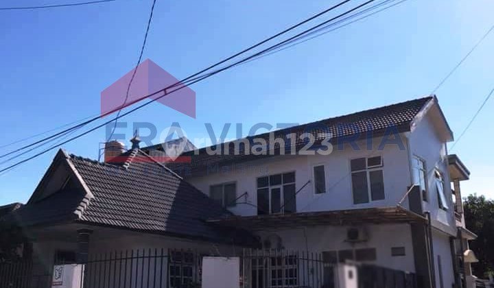 Beautiful 2.5-Storey Boarding House in Good and Well-Maintained Condition, Strategically Located in the Lowokwaru Area, Close to Brawijaya University, Polinema, Asia University, and Widyagama. Beautiful 2.5-Storey Boarding House in Good and Well-Maintained Condition, Strategically Located in the Lowokwaru Area, Close to Brawijaya University, Polinema, Asia University, and Widyagama.