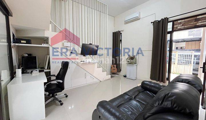 Dijual Rumah modern cantik Semi Furnish, Terletak di Lokasi Yang Strategis Dan Dekat Dengan Ub 2