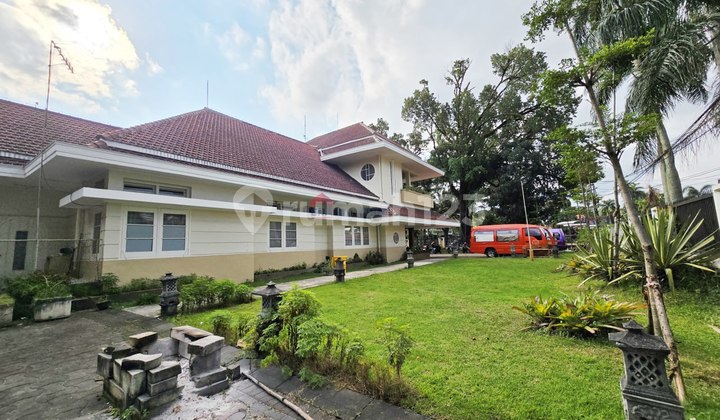 Spacious land ready-to-occupy house, strategic location in Malang City Center, quick access to MOG and surrounding areas.