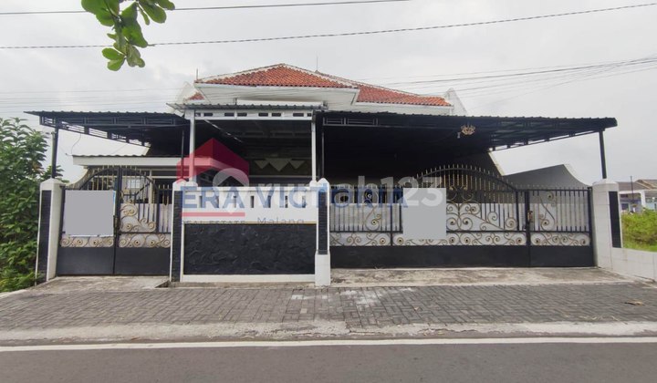 For Sale: Large, Nice, Well-Maintained, and Fully Furnished 2-Story House, Located in the Industrial Area of Lowokwaru and Close to ITN 2 and Sudimoro Culinary Center.