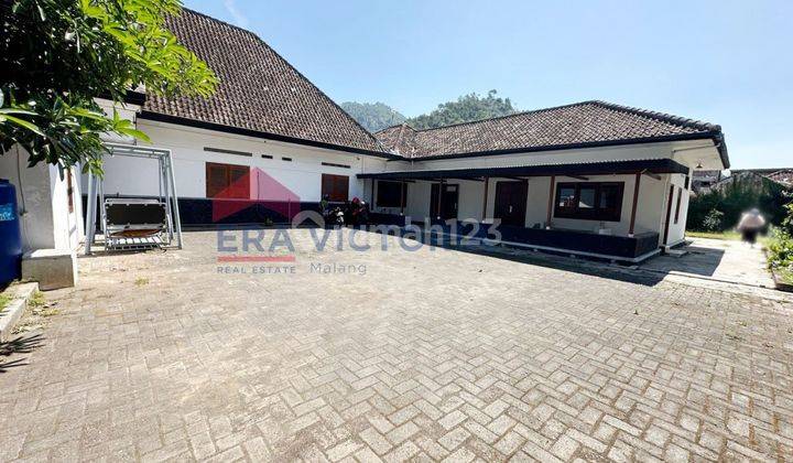 DIJUAL VILLA FULLY FURNISHED Bagus, Terawat dan Luas Terletak di Lokasi yang strategis di Batu Malang, memiliki akses yang mudah, dekat dengan Balai Kota Batu dan Tempat Wisata Jatim Park 1 1