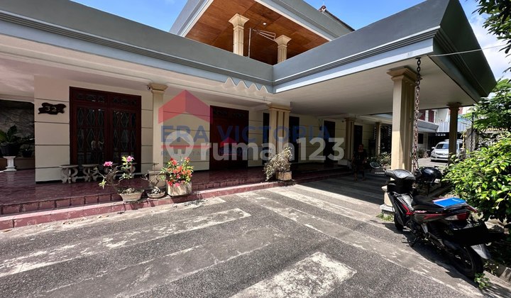 Rumah Vintage lahan luas, sangat terawat di tengah Kota Malang, Lokasi Super Strategis dekat lapangan rampal, pasar klojen, hotel gajah mada, stasiun kota. Harga hitung tanah 