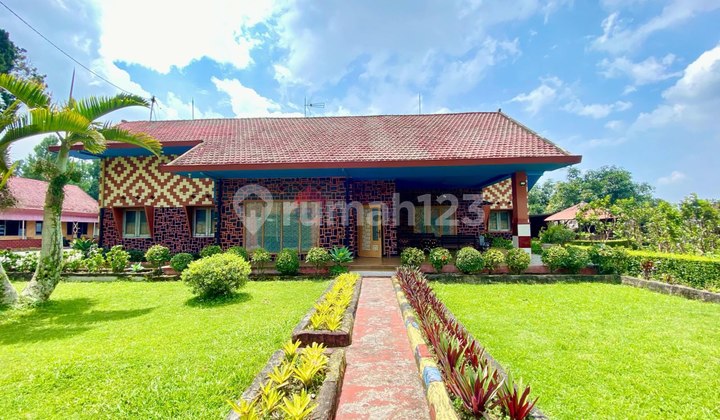 Villa Full Furnish lahan luas di Kota Batu, lokasi strategis dekat Alun-alun dan wisata Kota Batu