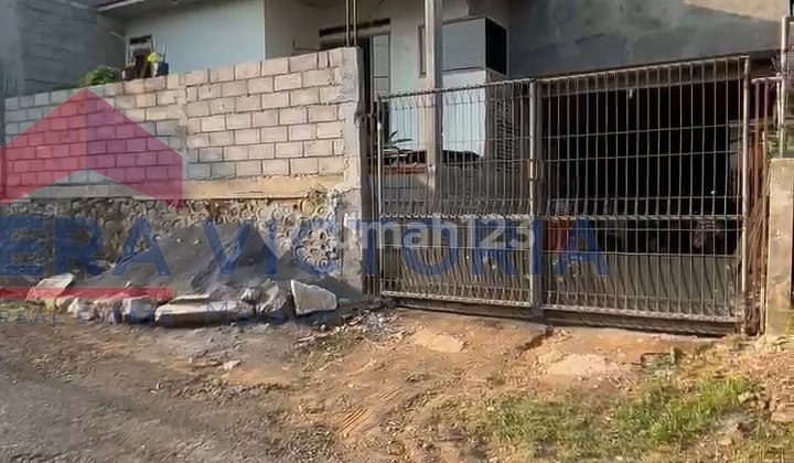 New Comfortable 2-Story House Near Velodrome &amp; Malang Toll Road - Cool Environment with Mountain View