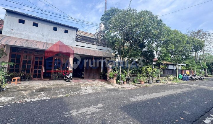 The house is located in the center of Malang city, very strategic near Kawi culinary, MOG, Langsep culinary, SHM Semi Furnished. 2