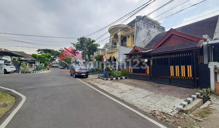 House for sale in the city center, strategic location near Mutiara Bunda Hospital, Ciliwung Culinary, and SP Sudarmo Main Road, Malang City. 2