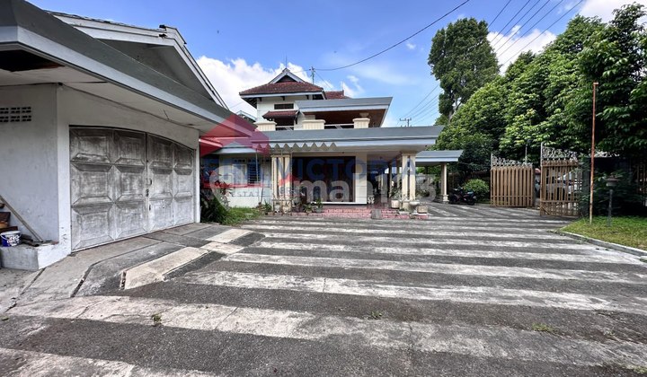 Vintage house on a large, well-maintained plot in the heart of Malang City. Super strategic location near Rampal Field, Klojen Market, Gajah Mada Hotel, and the city station. Price calculated based on land area. 2