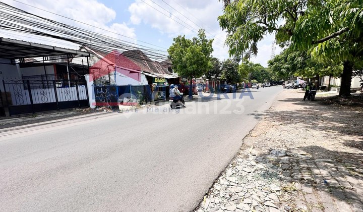 Roadside Shop in a Bustling Area of Malang - Close to Lavalette & Market, Strategic Location Suitable for Various Businesses/Enterprises in Malang City 2