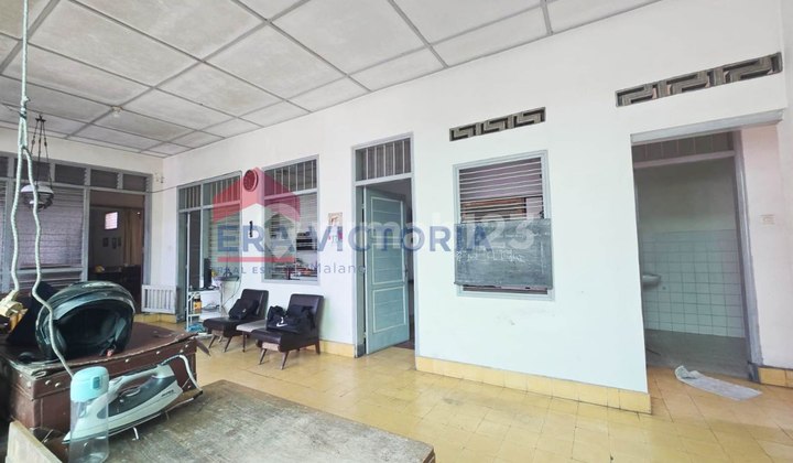 A well-maintained Vintage House in the Klojen area, close to various culinary spots and suitable for various types of ventures or businesses. 2