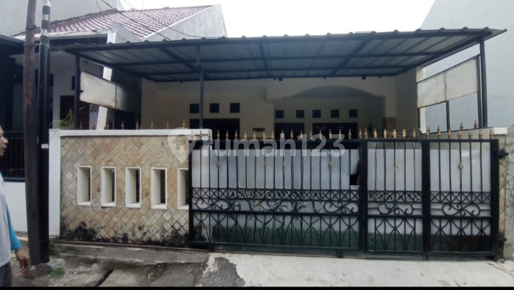 Flood-Free House Near Campus in Duren Sawit