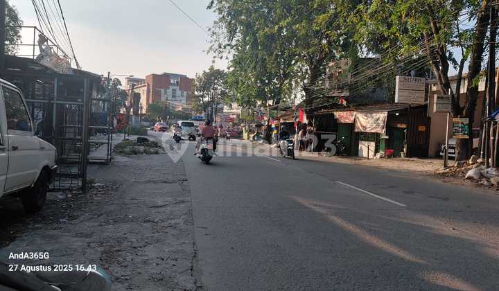 House by the roadside near Summarecon Bekasi. 2
