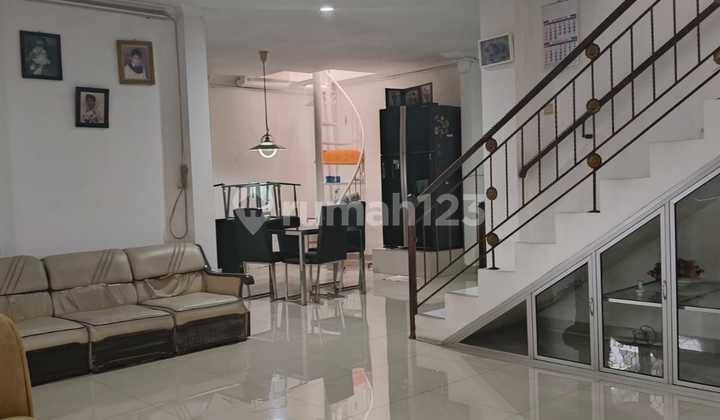 ruang keluarga rumah full furnished di kemang