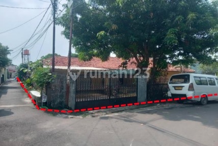 Very cheap old house on Pulo Indah Street, South Petukangan, South Jakarta