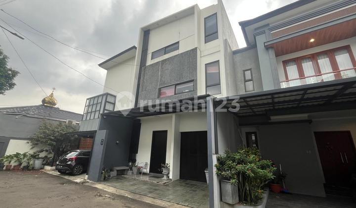 Affordable 3-Story House in Sevilla, Jl Taman Sari 2 Kav A, Lebak Bulus Affordable 3-Story House in Sevilla, Jl Taman Sari 2 Kav A, Lebak Bulus
