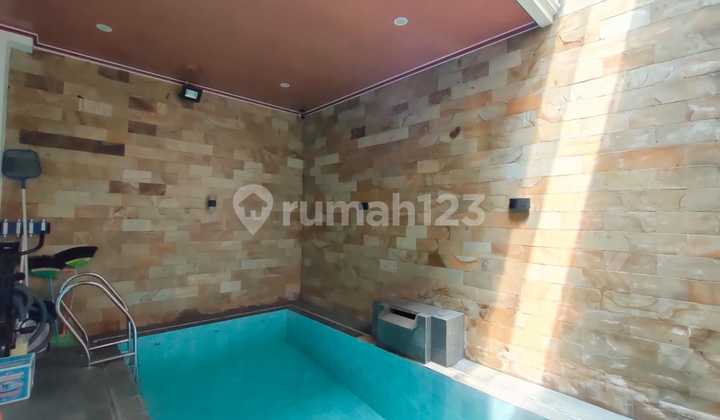 kolam renang hunian mewah dijual 3 lantai