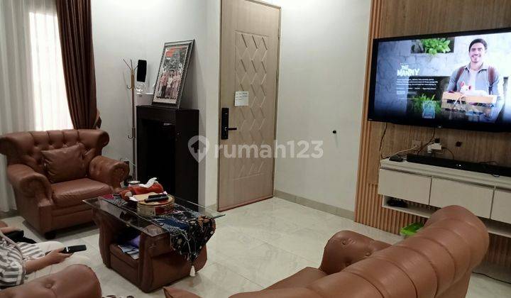 ruang tamu hunian mewah dijual 3 lantai