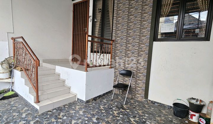 For Rent: New House Ready to Occupancy, Kelapa Gading, BCS 5x15, 2 Floors, Furnished, 1 Year 65 Million Negotiable, 4 AC, 1 Water Heater, 1 Stove Hood, Glass Dining Table, Bench, Wardrobe, Curtains, New House Already Elevated from the Road, 1 Car Garage, Front of House 1 Car Lane. 2