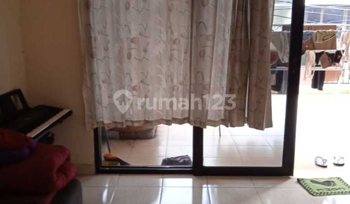 For Sale: House 5x18, 2 floors, Price 1.9m Negotiable, 4km to Train, 2km to Mall, 4 AC, Neat House, Front of House 2 Vehicle Lanes, t.p.