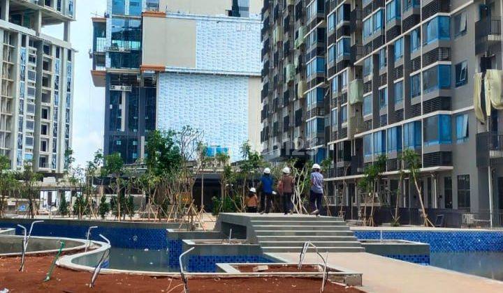 tampak depan apartemen strategis nempel lrt dengan