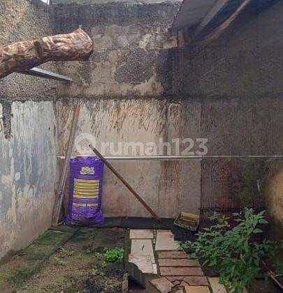 Rumah Minimalis Sederhana di Serua Indah Ciputat Ada Halaman  belakang 2