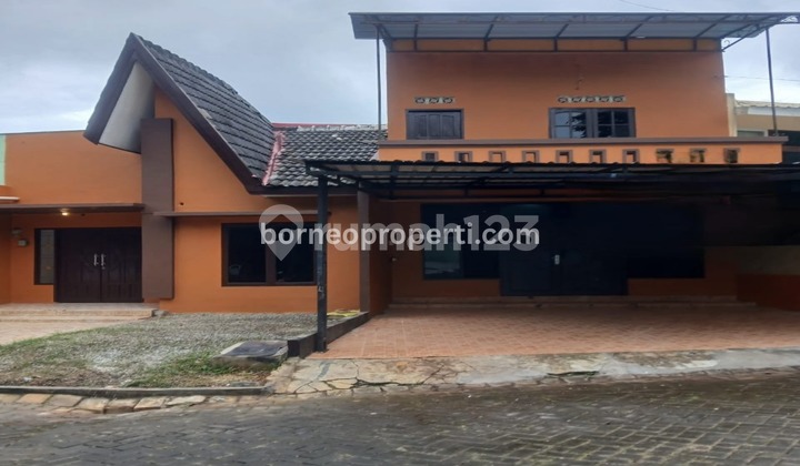 Rumah Bagus dengan 2 Lantai di Perumahan Wika