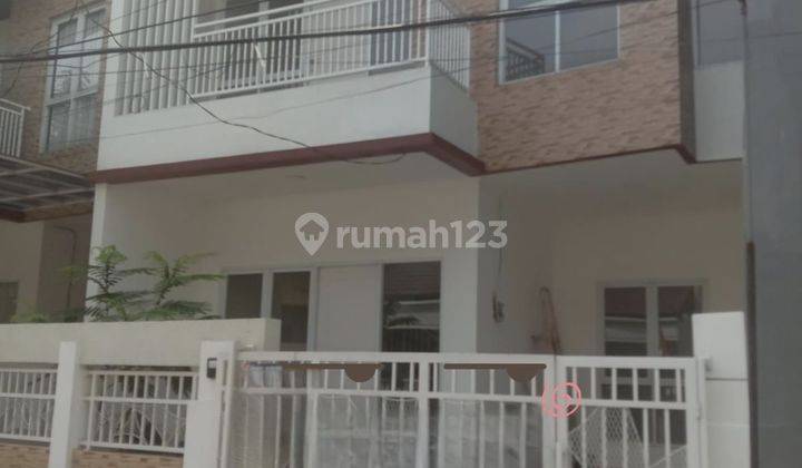 Rumah Tingkat Bangunan Terawat di Boulevard Hijau 73182 Mar 1