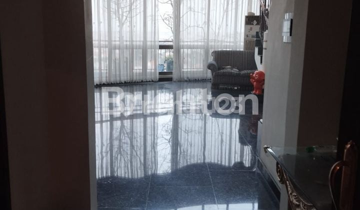 Penthouse 3 lantai Condominium Regency