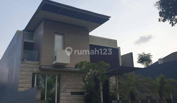 Rumah Tropical Modern Bagus Furnished SHM di Graha Famili 2