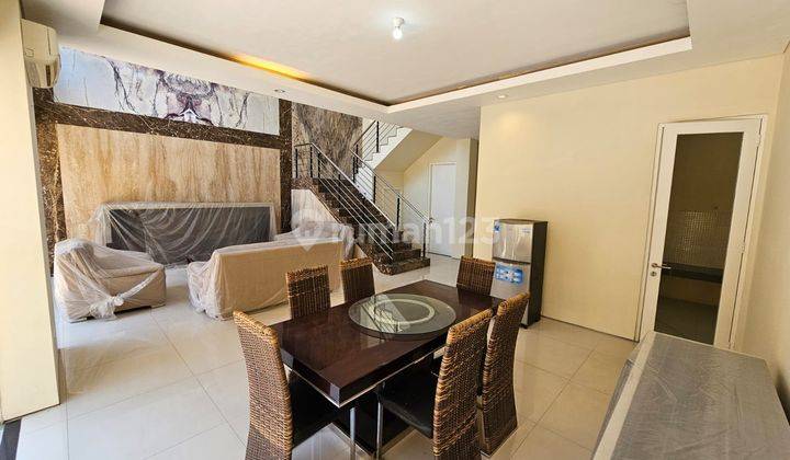 Rumah 2 Lantai Bagus Semi Furnish SHM di Royal Residence 2