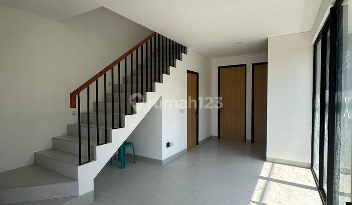 Rumah 2 Lantai Baru Minimalis SHM di Sutorejo Utara  2