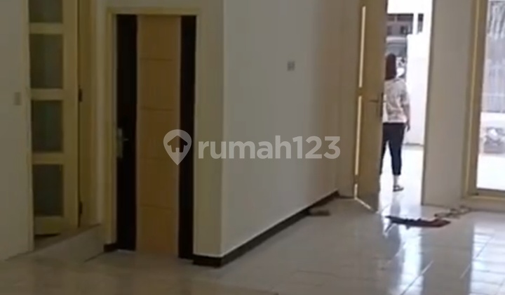 Disewakan Rumah 2 Lantai. Klampis. Siap Huni. Surabaya Kota 2