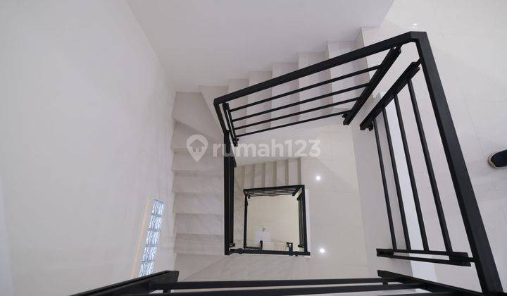 Disewakan Ruko Lux 4 Lantai Modern di Taman Kopo Indah 1 2