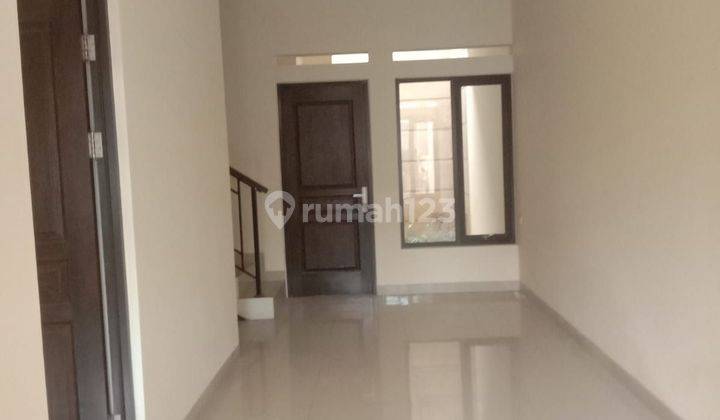 Dijual Rumah di Jalan Kembar Baru 110m² 2 Lantai SHM 1