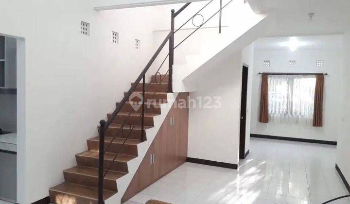 Disewa Rumah di Setra Duta 2 Lantai 238m² 3KT Bagus 1