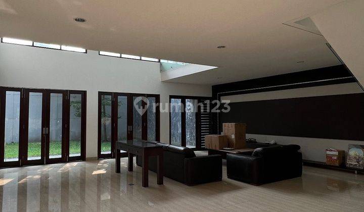 Disewakan Rumah Mewah Lega Super Nyaman di Setra Sari Kulon 485m² 4KT 1